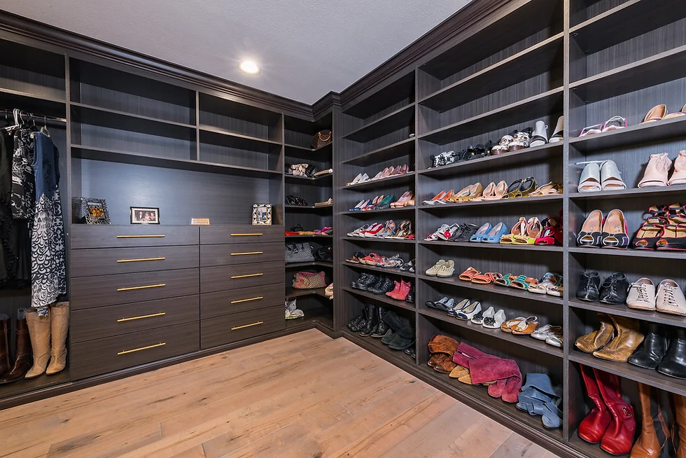 Her Walk-in Closet — project view 1